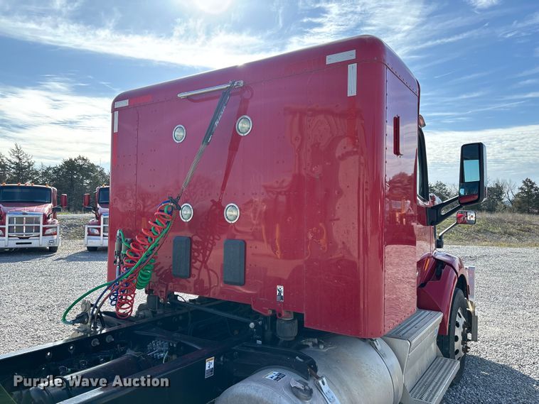 image for item FB3265 2019 Peterbilt 579 semi truck