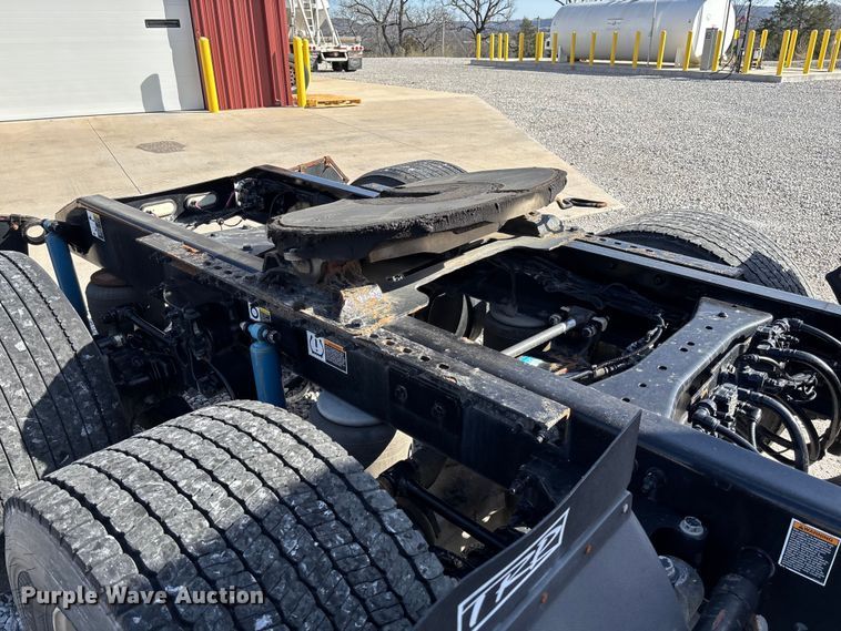 image for item FB3265 2019 Peterbilt 579 semi truck