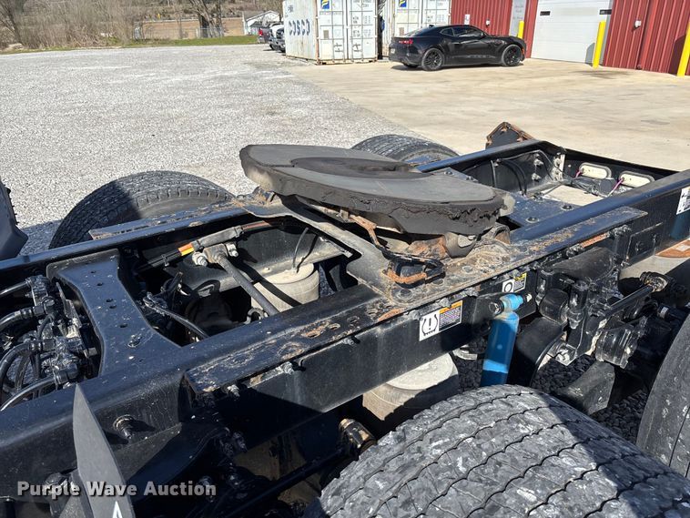 image for item FB3265 2019 Peterbilt 579 semi truck