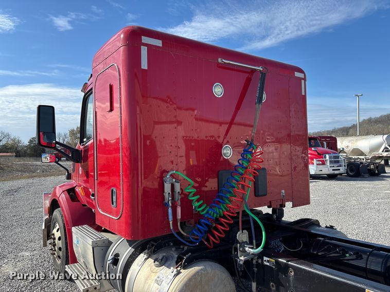 image for item FB3265 2019 Peterbilt 579 semi truck
