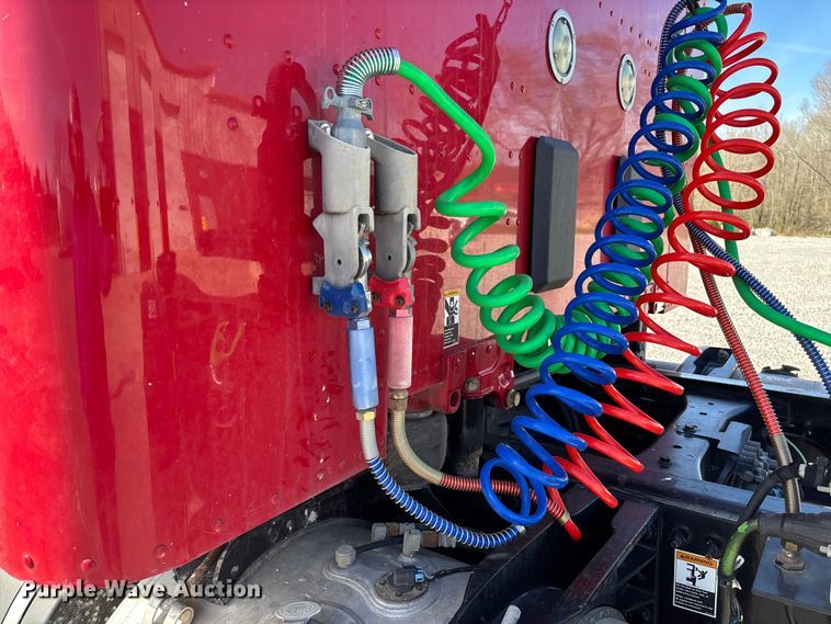 image for item FB3265 2019 Peterbilt 579 semi truck