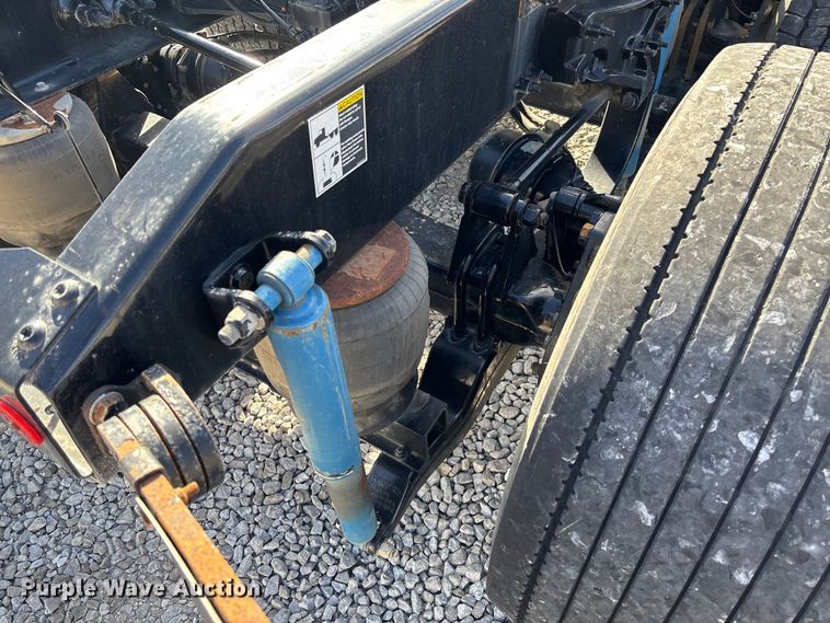 image for item FB3265 2019 Peterbilt 579 semi truck