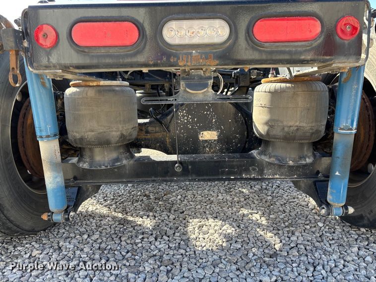 image for item FB3265 2019 Peterbilt 579 semi truck