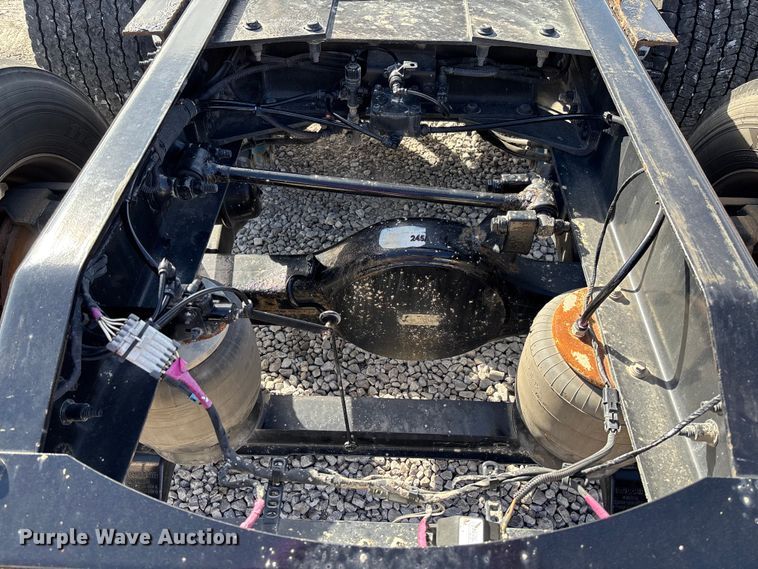 image for item FB3265 2019 Peterbilt 579 semi truck