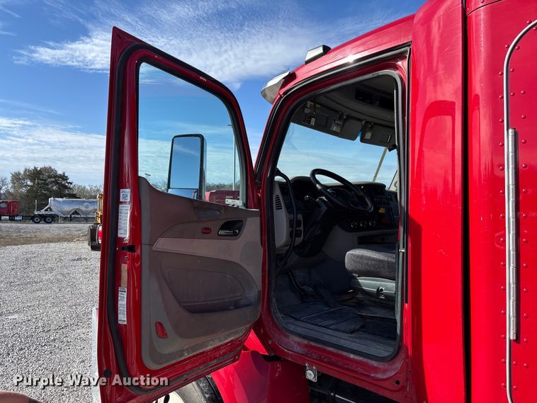 image for item FB3265 2019 Peterbilt 579 semi truck