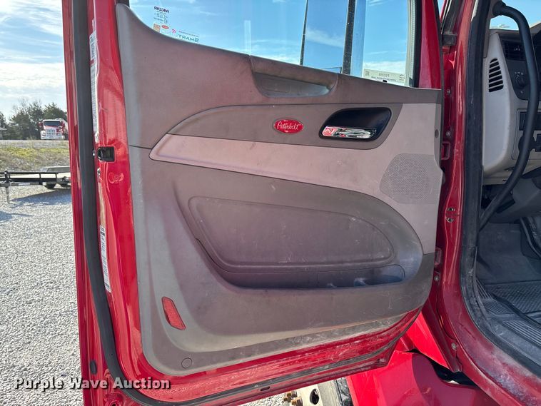 image for item FB3265 2019 Peterbilt 579 semi truck