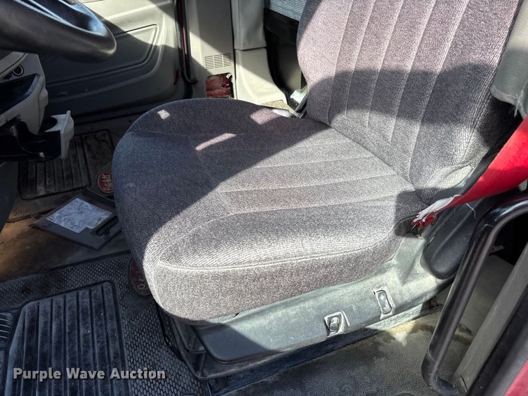 image for item FB3265 2019 Peterbilt 579 semi truck