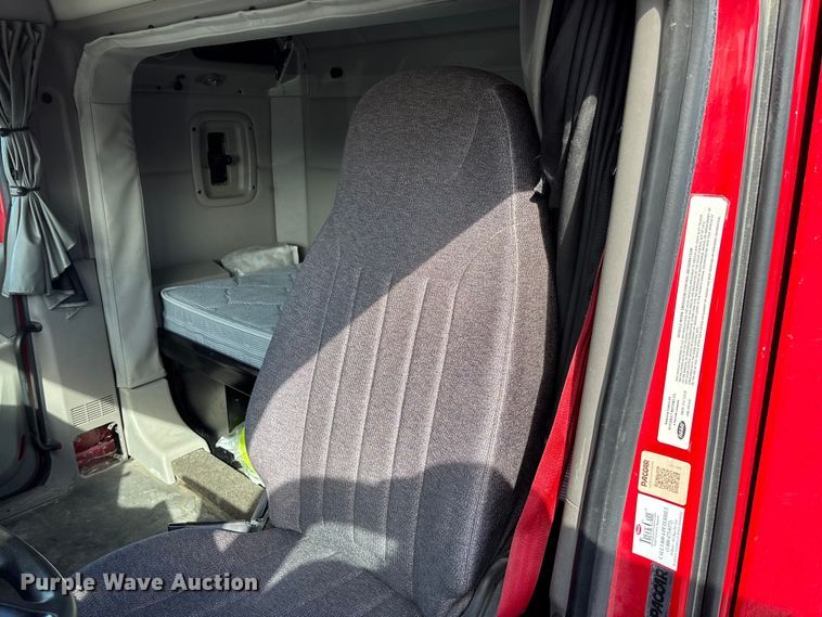 image for item FB3265 2019 Peterbilt 579 semi truck