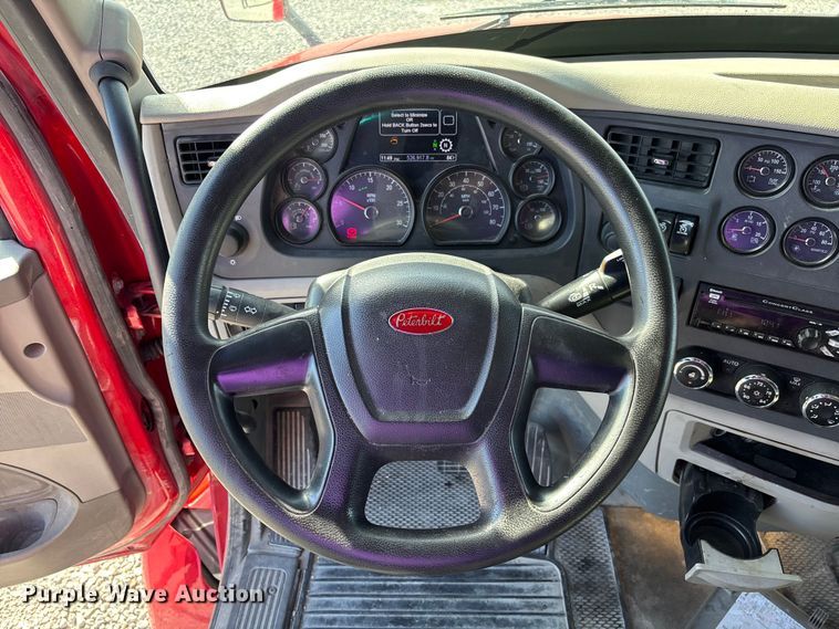 image for item FB3265 2019 Peterbilt 579 semi truck