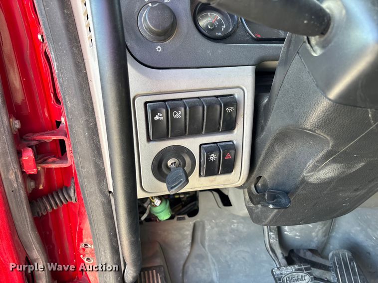 image for item FB3265 2019 Peterbilt 579 semi truck