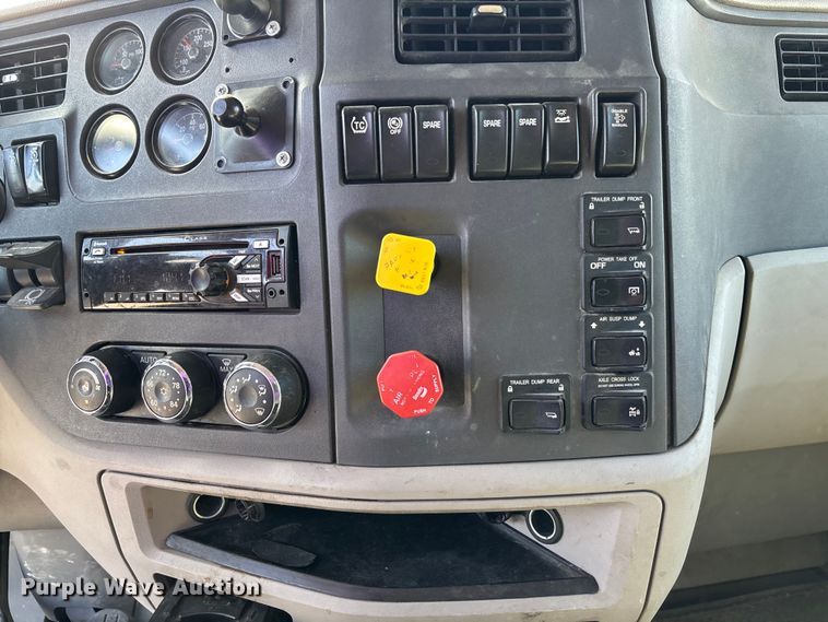 image for item FB3265 2019 Peterbilt 579 semi truck