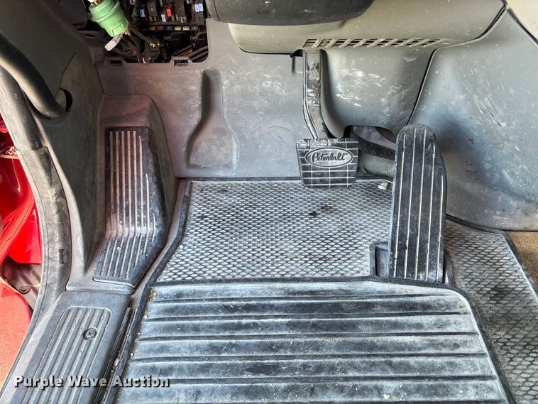 image for item FB3265 2019 Peterbilt 579 semi truck