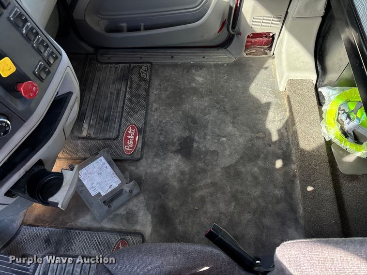 image for item FB3265 2019 Peterbilt 579 semi truck