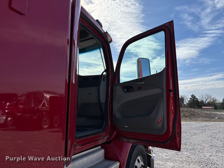 image for item FB3265 2019 Peterbilt 579 semi truck