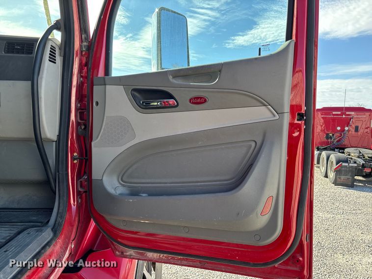 image for item FB3265 2019 Peterbilt 579 semi truck