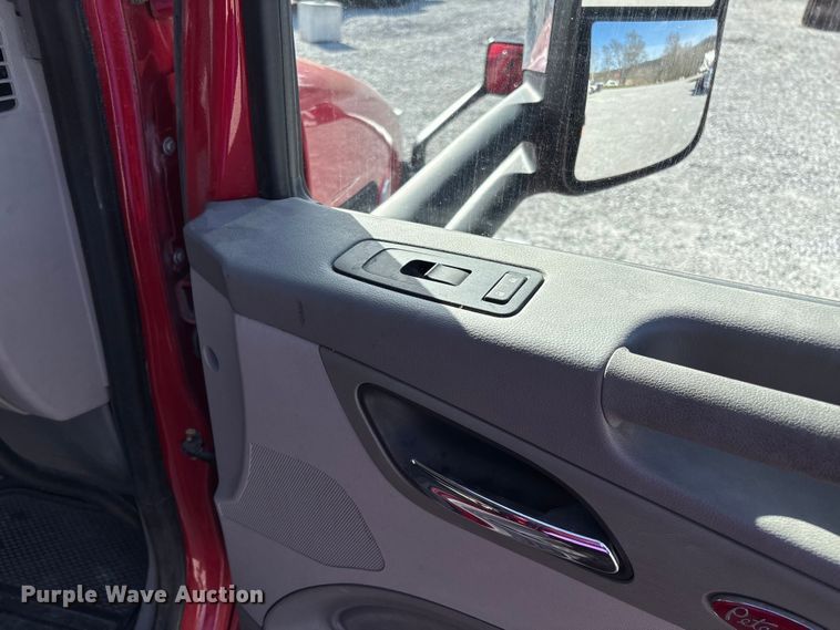 image for item FB3265 2019 Peterbilt 579 semi truck
