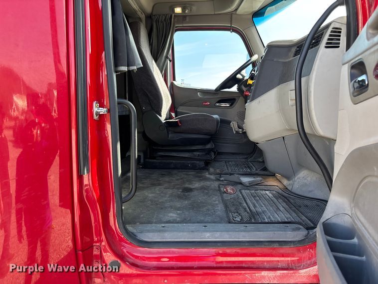 image for item FB3265 2019 Peterbilt 579 semi truck