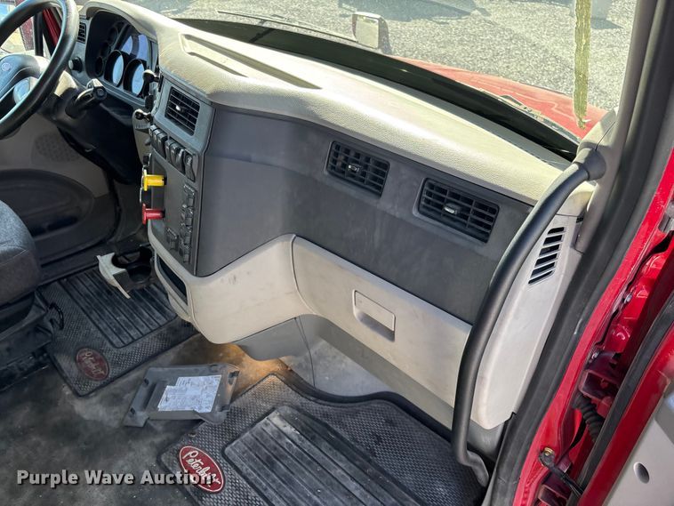 image for item FB3265 2019 Peterbilt 579 semi truck