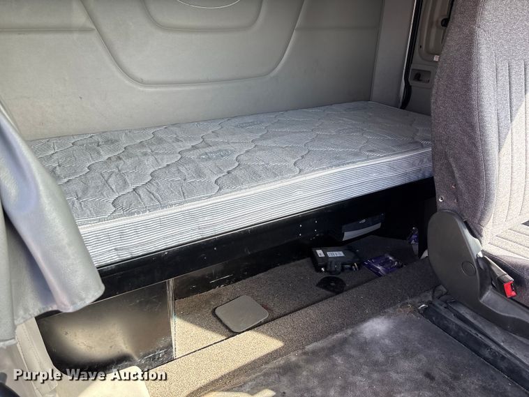 image for item FB3265 2019 Peterbilt 579 semi truck