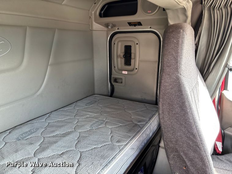 image for item FB3265 2019 Peterbilt 579 semi truck