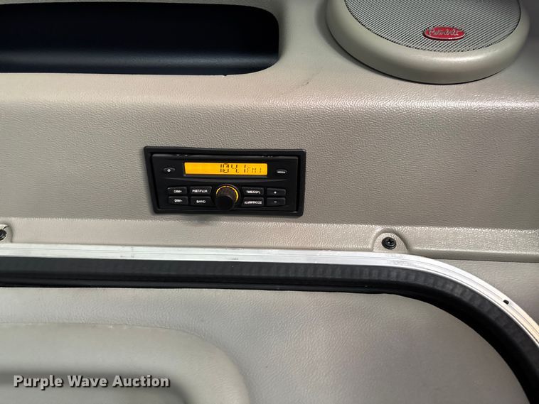 image for item FB3265 2019 Peterbilt 579 semi truck