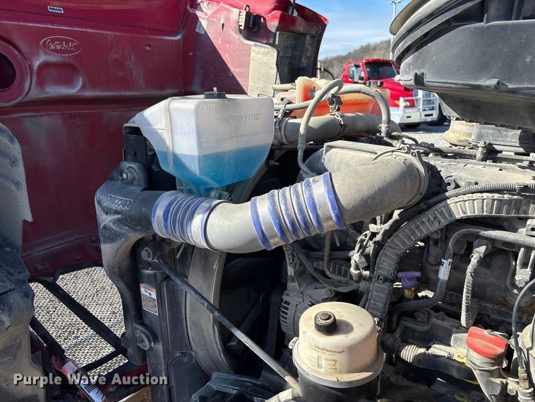 image for item FB3265 2019 Peterbilt 579 semi truck