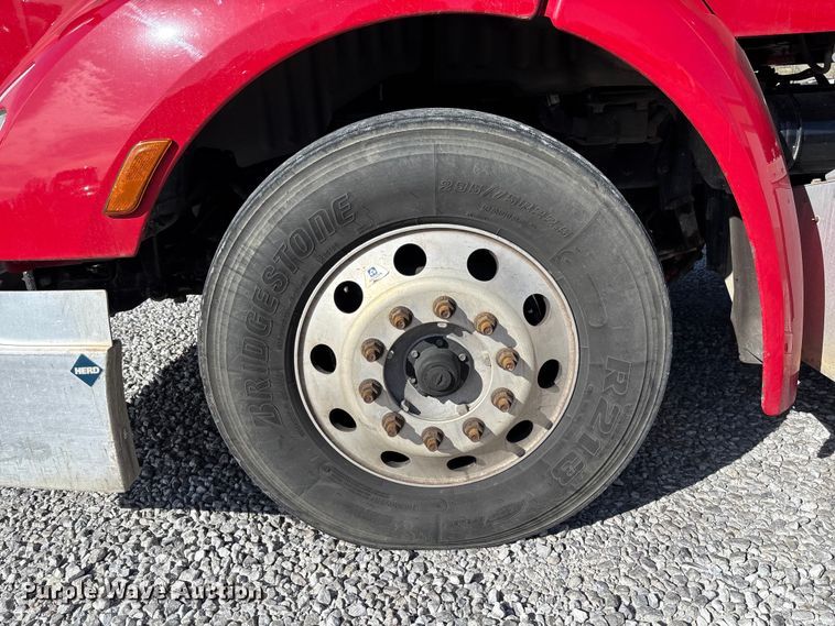 image for item FB3265 2019 Peterbilt 579 semi truck