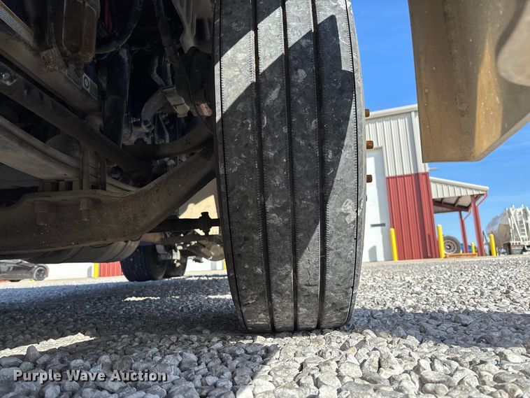 image for item FB3265 2019 Peterbilt 579 semi truck