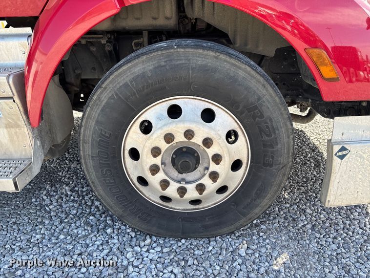 image for item FB3265 2019 Peterbilt 579 semi truck