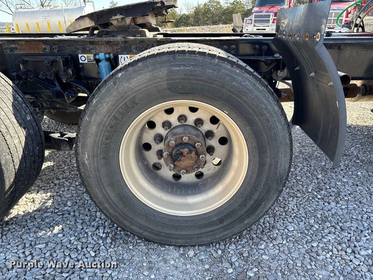 image for item FB3265 2019 Peterbilt 579 semi truck