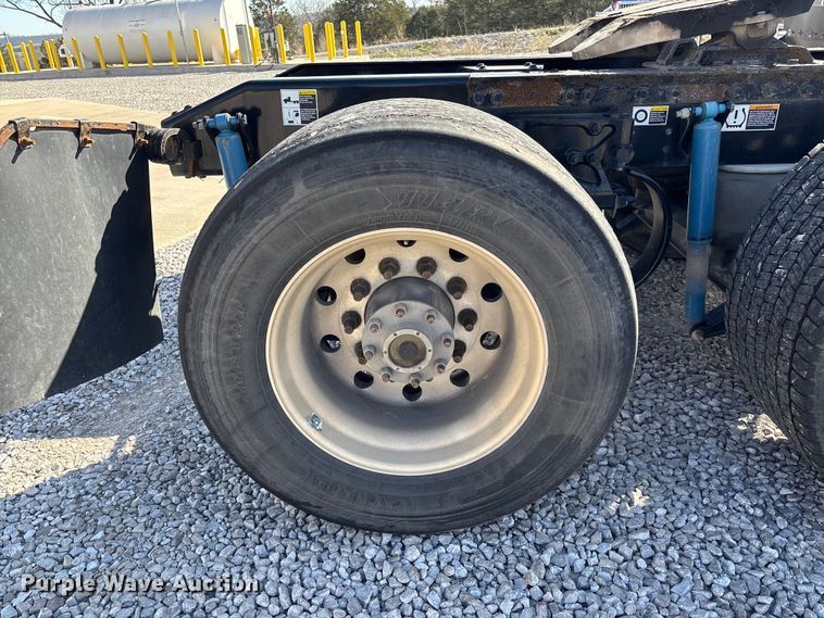 image for item FB3265 2019 Peterbilt 579 semi truck