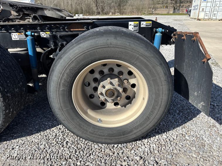 image for item FB3265 2019 Peterbilt 579 semi truck