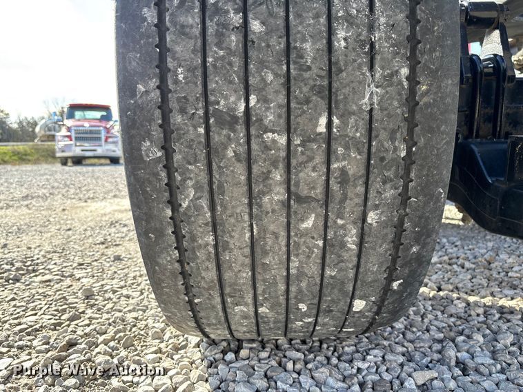 image for item FB3265 2019 Peterbilt 579 semi truck