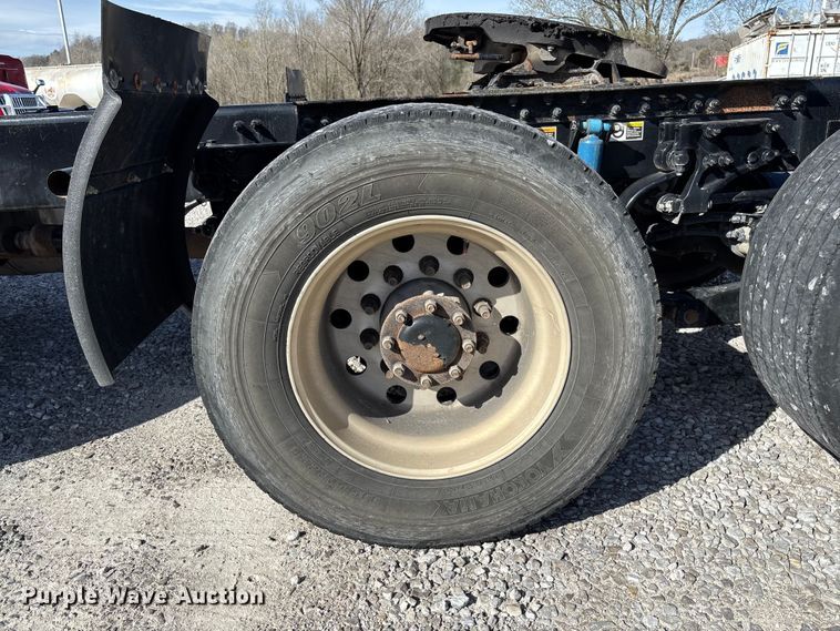 image for item FB3265 2019 Peterbilt 579 semi truck