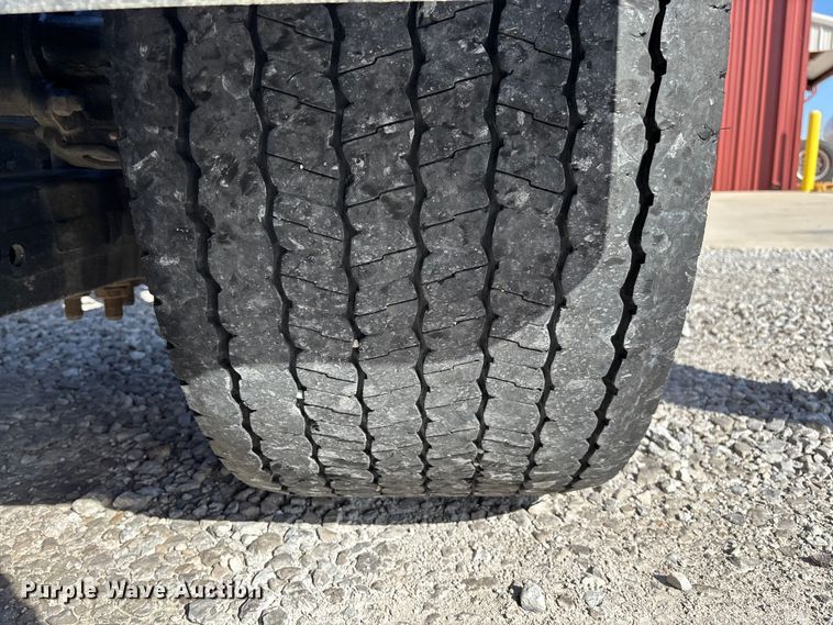 image for item FB3265 2019 Peterbilt 579 semi truck