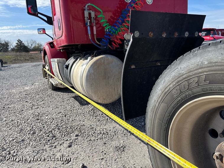 image for item FB3265 2019 Peterbilt 579 semi truck