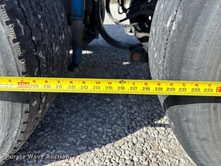 image for item FB3265 2019 Peterbilt 579 semi truck