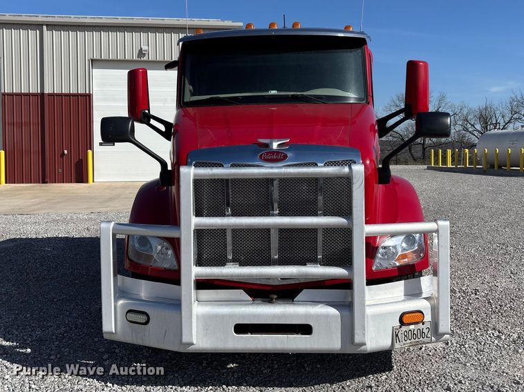 image for item FB3266 2019 Peterbilt 579 semi truck