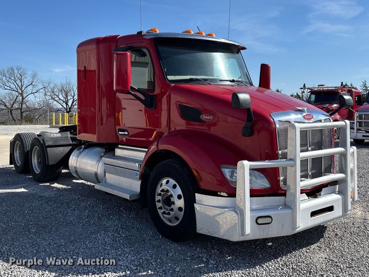 image for item FB3266 2019 Peterbilt 579 semi truck