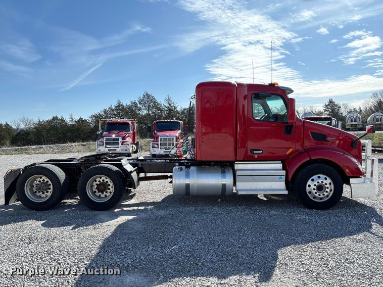 image for item FB3266 2019 Peterbilt 579 semi truck
