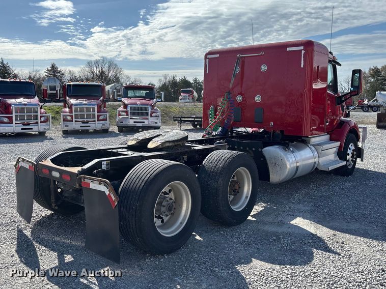image for item FB3266 2019 Peterbilt 579 semi truck