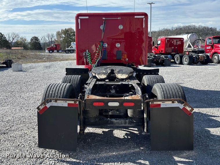 image for item FB3266 2019 Peterbilt 579 semi truck
