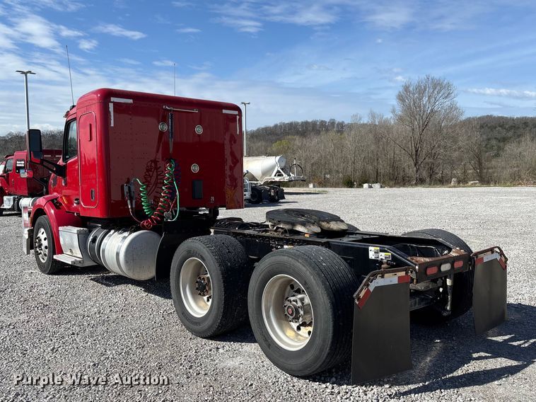 image for item FB3266 2019 Peterbilt 579 semi truck