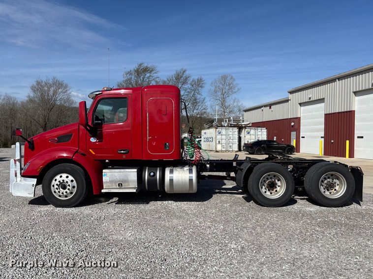 image for item FB3266 2019 Peterbilt 579 semi truck