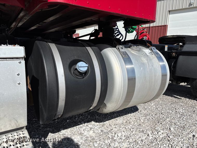 image for item FB3266 2019 Peterbilt 579 semi truck