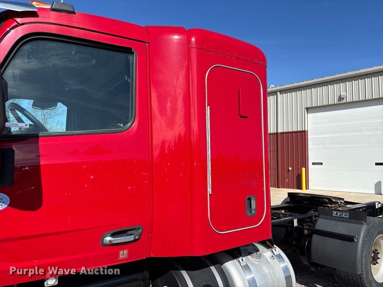 image for item FB3266 2019 Peterbilt 579 semi truck