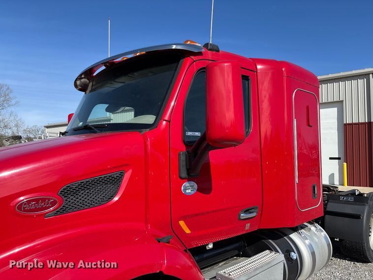 image for item FB3266 2019 Peterbilt 579 semi truck