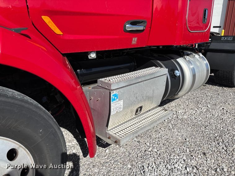image for item FB3266 2019 Peterbilt 579 semi truck
