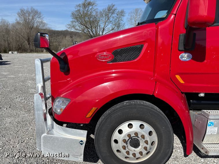 image for item FB3266 2019 Peterbilt 579 semi truck