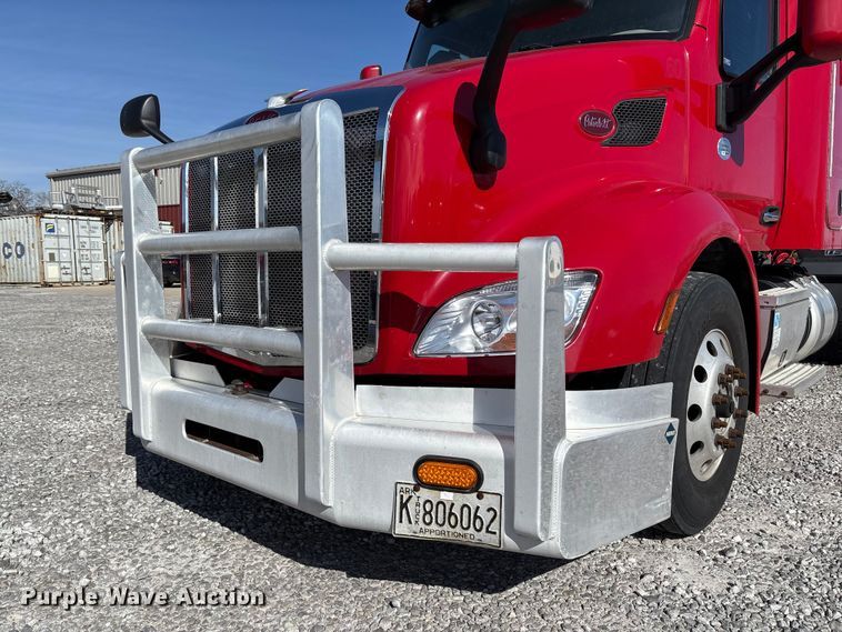 image for item FB3266 2019 Peterbilt 579 semi truck